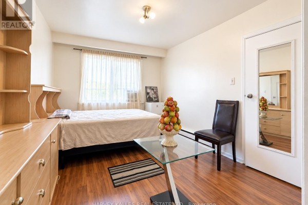 Room # 4 - 8 Medford Avenue, Toronto, ON M1L4G2 Photo 4