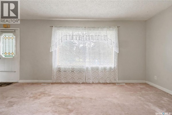 Dining room - Rushinko Acreage, Chaplin, SK S0H0V0 Photo 3
