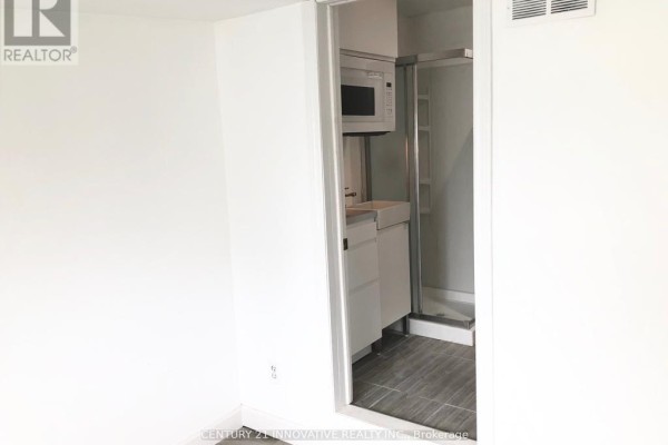 Studio - 42 St Dunstan Drive, Toronto, ON M1L2V5 Photo 4