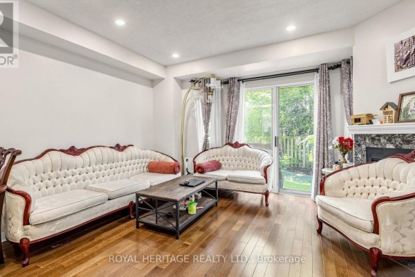 Dining room - Th 19 - 2472 Eglinton Avenue E, Toronto, ON M1K5J9 Photo 3