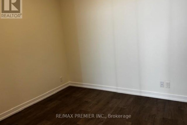Th 20 - 7 Buttermill Avenue, Vaughan, ON L4K0M5 Photo 5