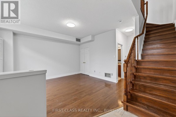Living room - Th10 - 3076 Lake Shore Boulevard W, Toronto, ON M8V1K3 Photo 2