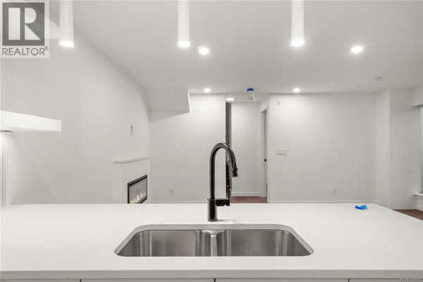 Ensuite - Th2 1102 Esquimalt Rd, Esquimalt, BC V9A0L3 Photo 2