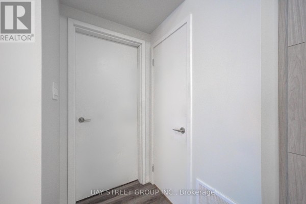 Th3 - 11 Honeycrisp Crescent, Vaughan, ON L4K0N6 Photo 3