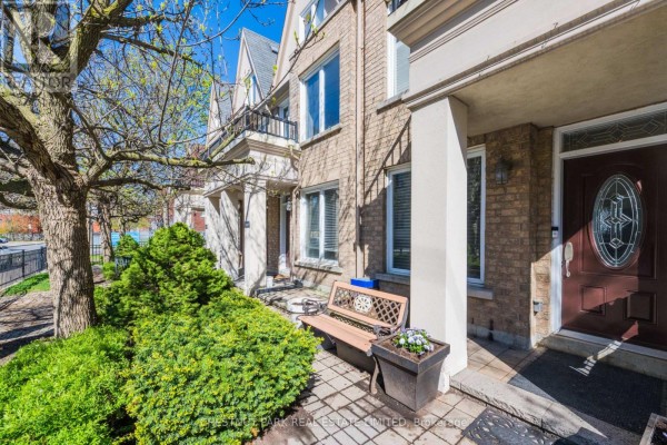 Th8 - 140 Bathurst Street, Toronto, ON, photo 2