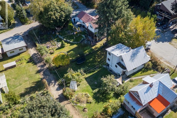An aerial view of residential lots with houses, trees, and gardens. - Third Avenue Lot# Lot 7, Rossland