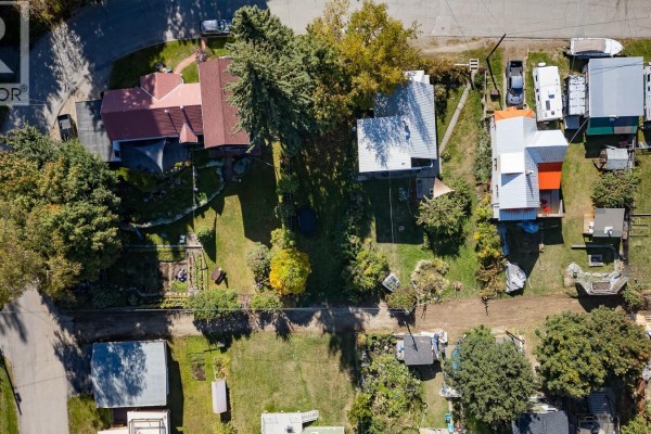 A top-down view of several houses and yards on a sunny day. - Third Avenue Lot# Lot 7, Rossland