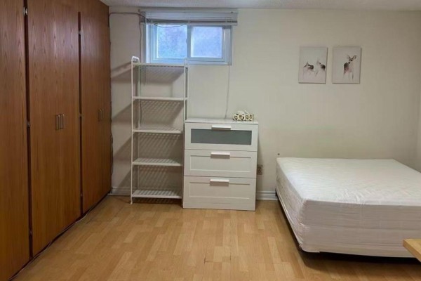Two Bedrooms Lower - 64 Charlton Blvd Boulevard, Toronto, ON M2M1B9 Photo 2