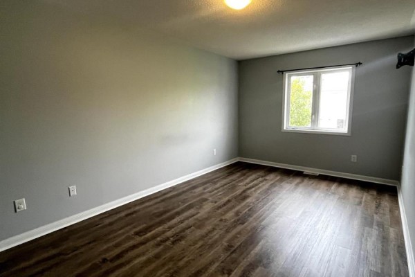 Bedroom 2 - Unit 1 - 116 Maplewood Drive, Essa, ON L0M1B4 Photo 5