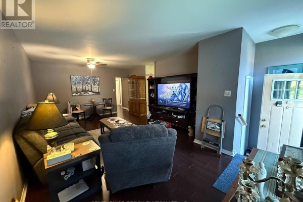 Kitchen - Unit 1 - 220 Rosedale Drive, Whitby, ON L1N1Z3 Photo 4
