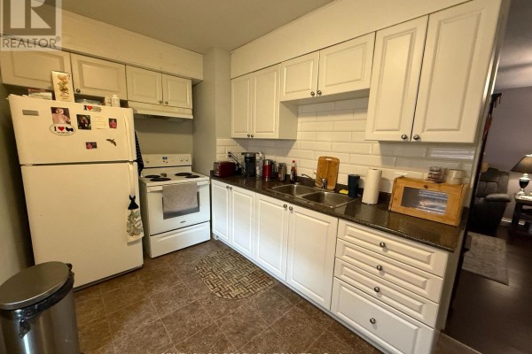 Living room - Unit 1 - 220 Rosedale Drive, Whitby, ON L1N1Z3 Photo 5