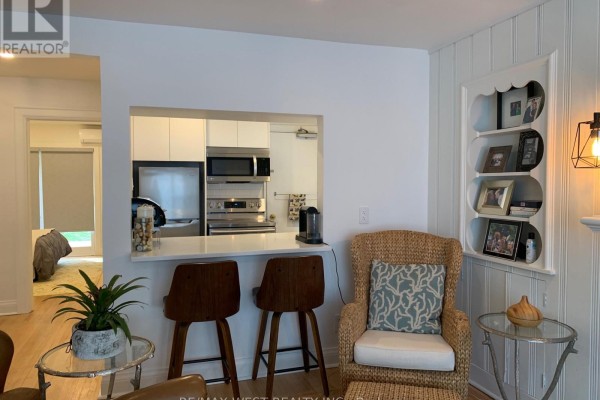 Bathroom - Unit 1 - 258 South Kingsway, Toronto, ON M6S3V1 Photo 5