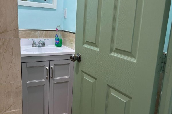 Bathroom - Unit 1 - 389 Spadina Avenue, Toronto, ON M5T2G6 Photo 3