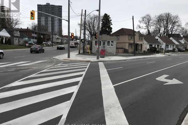 Unit 2 - Unit 2, 104 Danforth Road N, Toronto, ON M1L3W7 Photo 5