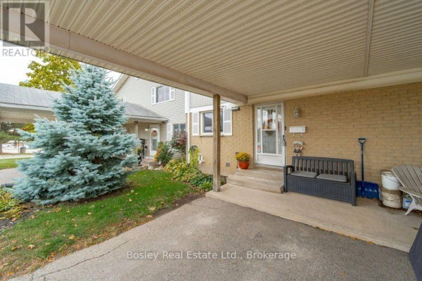 Living room - Unit 28 - 255 Northlake Drive, Waterloo, ON N2V1Z2 Photo 2