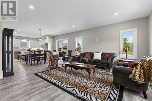 Primary Bedroom - Unit 4 - 8 Golf Links Road, Kincardine, ON N2Z0G1 Photo 5