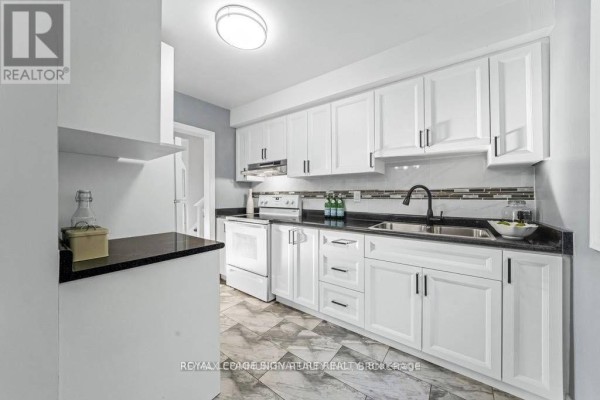 Kitchen - Upper - 11 Mid Pines Road, Toronto, ON M1G2L5 Photo 3