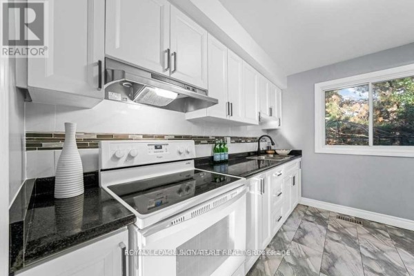 Primary Bedroom - Upper - 11 Mid Pines Road, Toronto, ON M1G2L5 Photo 4