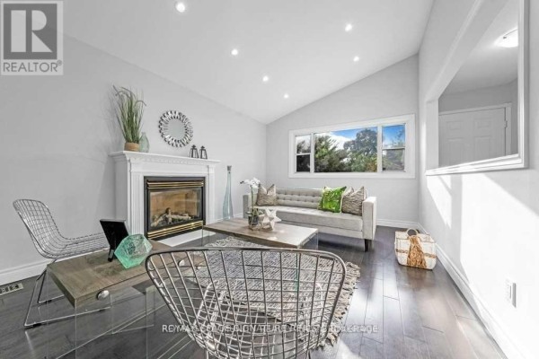 Bedroom 2 - Upper - 11 Mid Pines Road, Toronto, ON M1G2L5 Photo 5