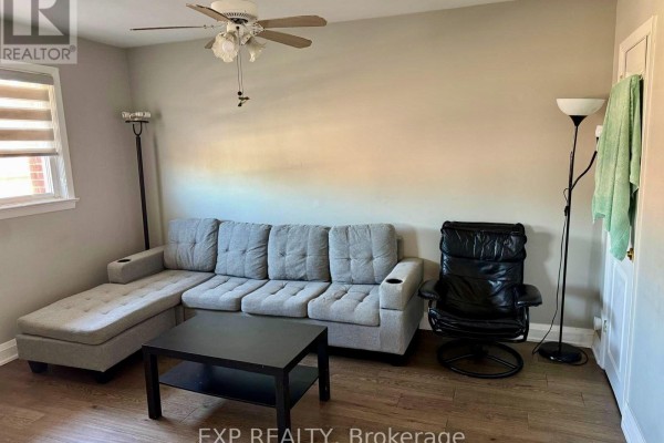 Upper - 132 Brookhaven Drive, Toronto, ON M6M4P2 Photo 4