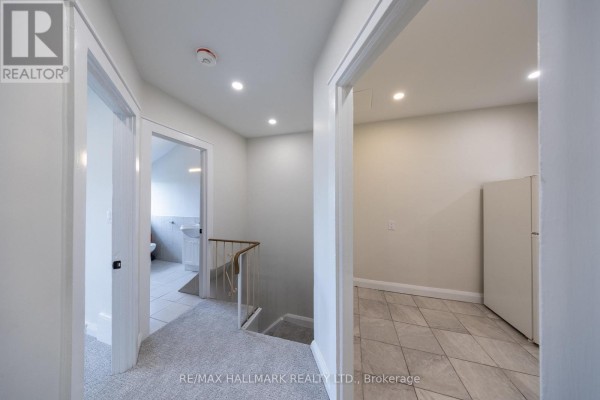 Living room - Upper - 1366 Davenport Road, Toronto, ON M6H2G9 Photo 3