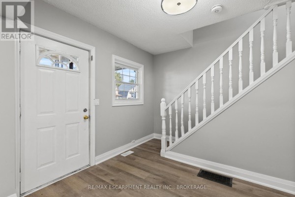 Bedroom - Upper - 15 Mccormick Street, Welland, ON L3C4L8 Photo 4