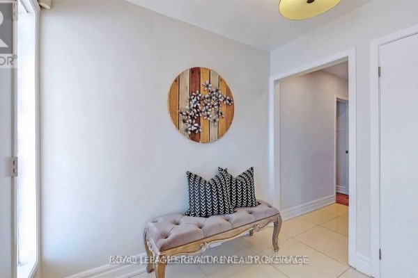 Living room - Upper - 17 Baroness Crescent, Toronto, ON M2J3K4 Photo 3