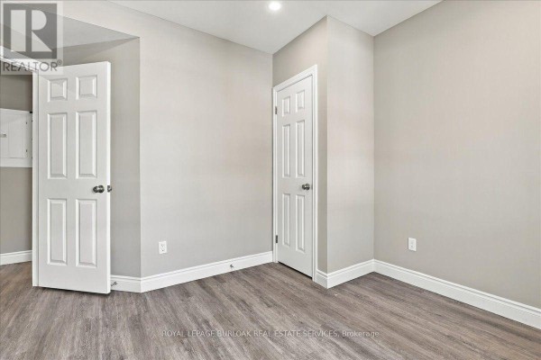 Bathroom - Upper - 17 Eby Street S, Kitchener, ON N2G3K6 Photo 3