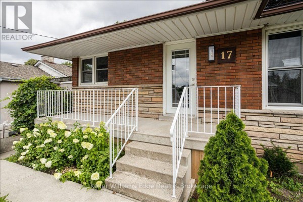 Living room - Upper - 17 West 21st Street, Hamilton, ON L9C4M3 Photo 3
