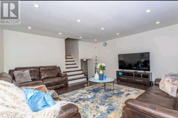 Dining room - Upper - 19 Ashurst Crescent N, Brampton, ON L6V3N6 Photo 2
