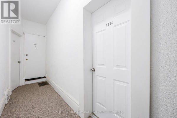 Living room - Upper - 1934 Queen Street E, Toronto, ON M4L1H6 Photo 2