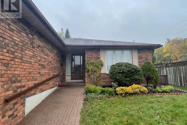 Upper - 2 Gibbon Drive, Barrie, ON L4N6G3 Photo 2