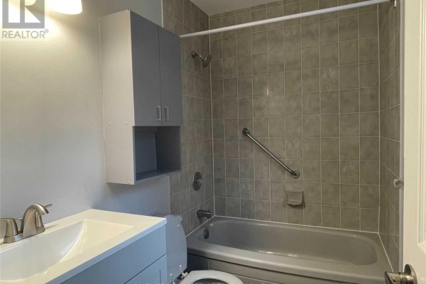 Upper - 2 Gibbon Drive, Barrie, ON L4N6G3 Photo 4