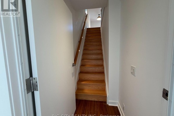 Living room - Upper - 20 Gray Avenue, Toronto, ON M6N4S6 Photo 2