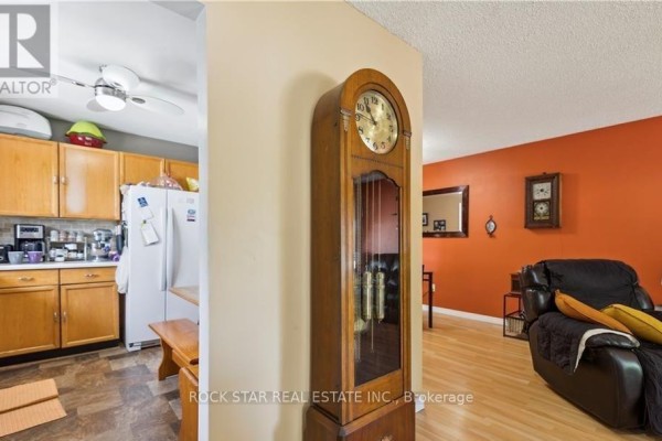 Bedroom - Upper - 203 Commercial Street, Welland, ON L3B5Z5 Photo 5