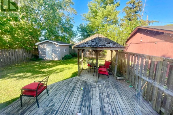 Upper - 215 Mcalpine Avenue S, Welland, ON L3B1T8 Photo 2
