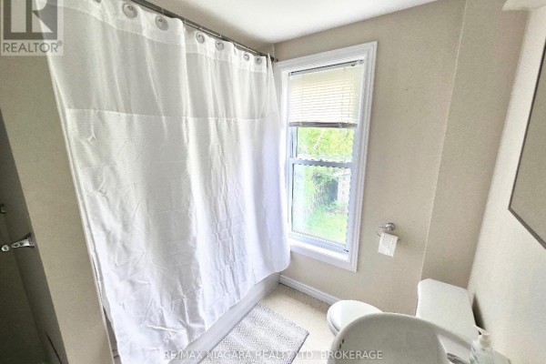 Upper - 215 Mcalpine Avenue S, Welland, ON L3B1T8 Photo 4