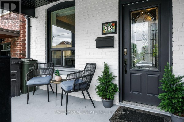 Upper - 219 Mcroberts Avenue, Toronto, ON M6E4P3 Photo 3