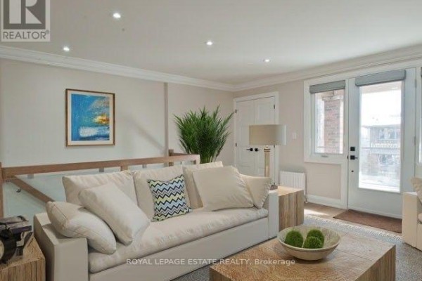 Primary Bedroom - Upper - 22 Wineva Avenue, Toronto, ON M4E2S9 Photo 4