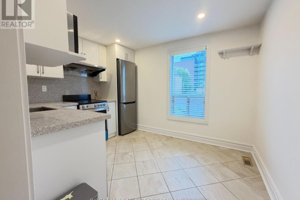 Foyer - Upper - 260 Ossington Avenue, Toronto, ON M6J3A2 Photo 5