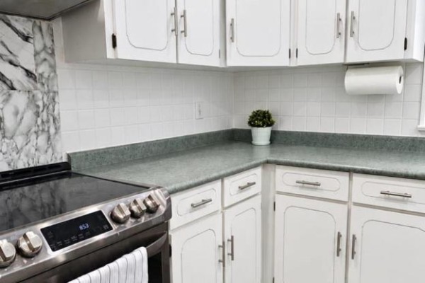 Kitchen - Upper - 27 Inchcliffe Crescent, Toronto, ON M9P2N2 Photo 4