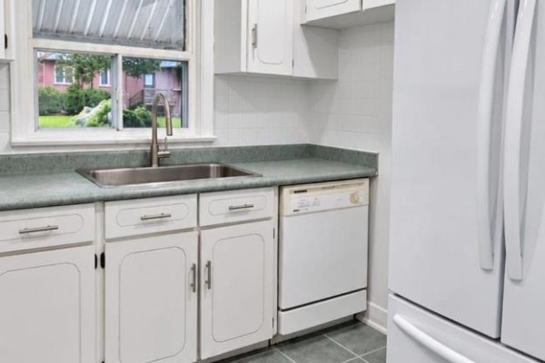 Bathroom - Upper - 27 Inchcliffe Crescent, Toronto, ON M9P2N2 Photo 5