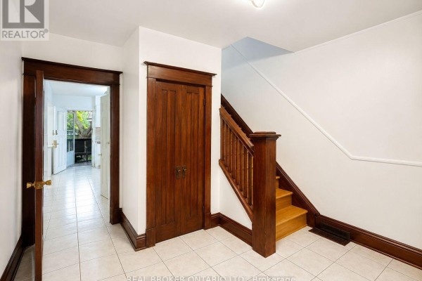 Foyer - Upper - 272 Stinson Crescent, Hamilton, ON L8N1T7 Photo 4