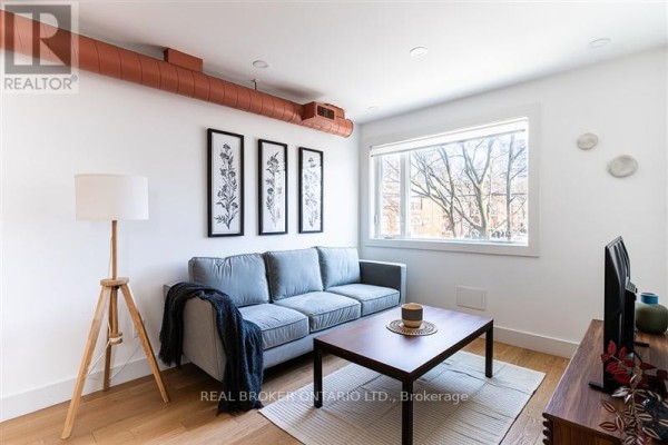 Living room - Upper - 278 Campbell Avenue, Toronto, ON M6P3V6 Photo 2