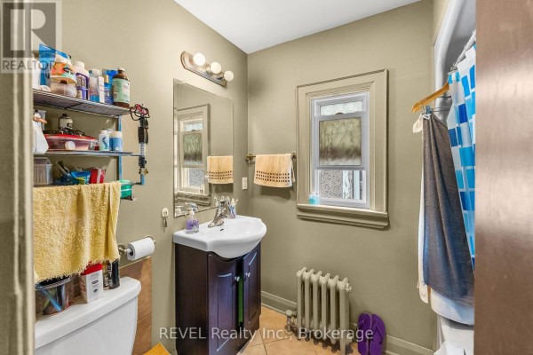 Upper - 28 Division Street, St  Catharines, ON L2R3G2 Photo 5