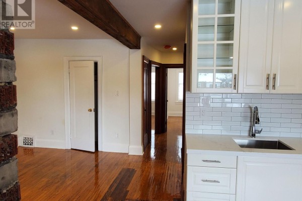 Upper - 28 Winona Drive, Toronto, ON M6G3S6 Photo 5