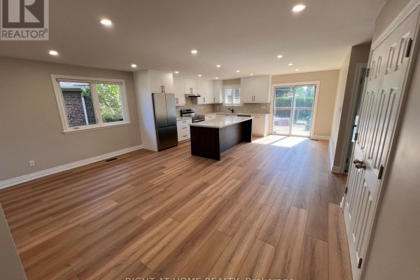 Upper - 30 Norbert Crescent, Toronto, ON M9C3J9 Photo 3