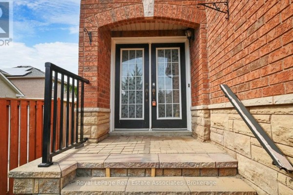 Kitchen - Upper - 3285 Apricot Street, Mississauga, ON L5N8B1 Photo 3