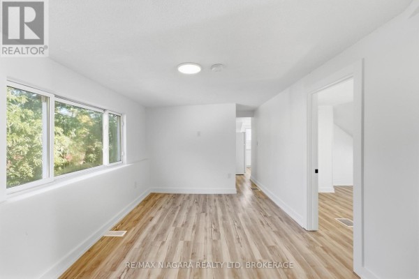 Upper - 34 Haig Street, St  Catharines, ON L2R6K8 Photo 3