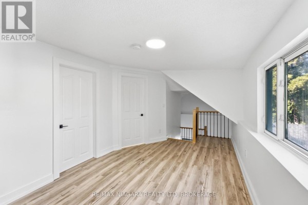 Upper - 34 Haig Street, St  Catharines, ON L2R6K8 Photo 5